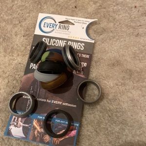 Every ring silicone rings. 10 available. Silver grey, fireman or police stripe